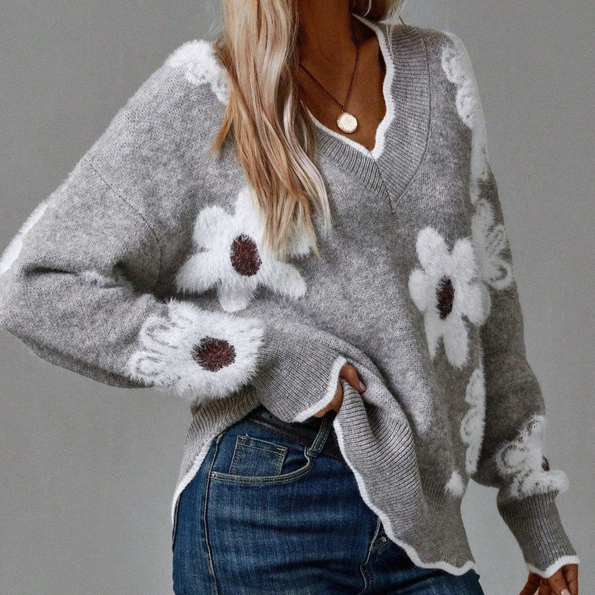Women's Textured Flower-Print V-Neckline Knit Pullover – Gray