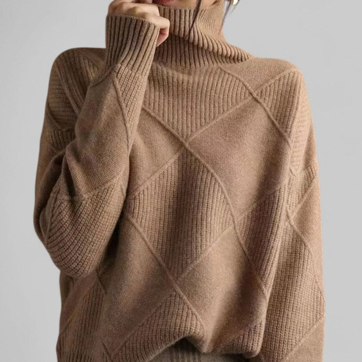 Women's Relaxed-Fit Argyle Knit Roll-Neck Pullover – Camel